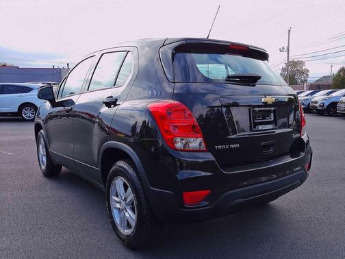 Mosaic Black Metallic 2021 Chevrolet Trax LS