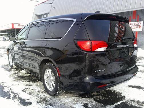 2024 Chrysler Voyager LX