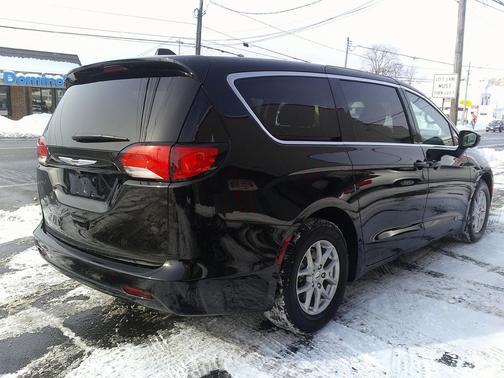 2024 Chrysler Voyager LX