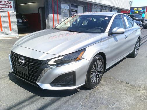 Brilliant Silver Metallic 2023 Nissan Altima 2.5 SV