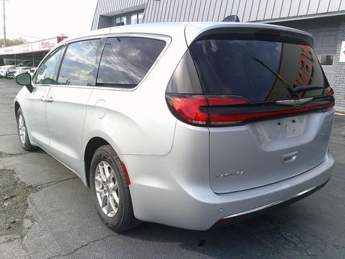 Silver Mist Clearcoat 2024 Chrysler Pacifica Touring L