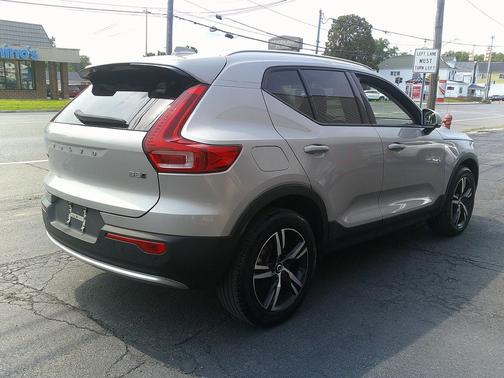 Silver Dawn Metallic 2023 Volvo XC40 B5 Core