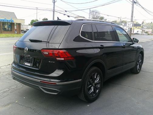 Deep Black Pearl 2022 Volkswagen Tiguan 2.0T SE 4MOTION