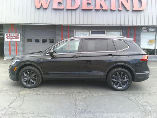 Deep Black Pearl 2022 Volkswagen Tiguan 2.0T SE 4MOTION