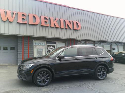 Deep Black Pearl 2022 Volkswagen Tiguan 2.0T SE 4MOTION