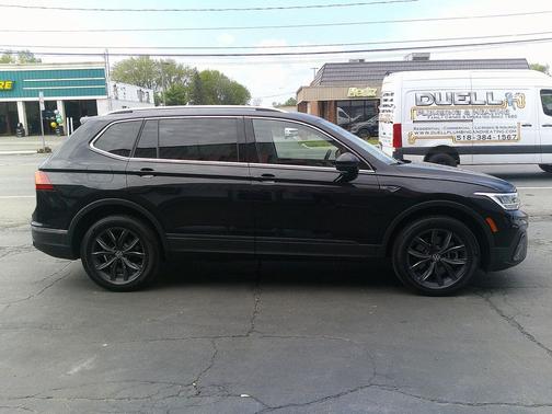 Deep Black Pearl 2022 Volkswagen Tiguan 2.0T SE 4MOTION