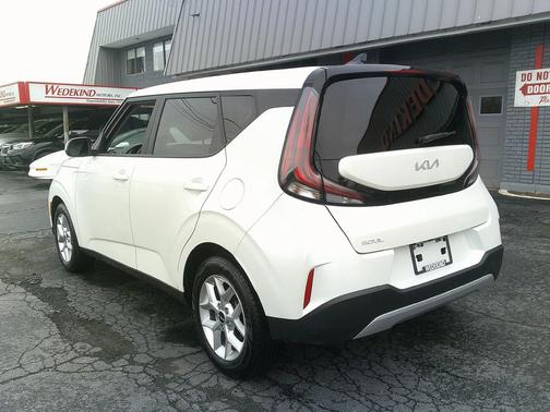 Snow White Pearl 2023 Kia Soul LX