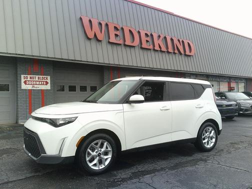 Snow White Pearl 2023 Kia Soul LX