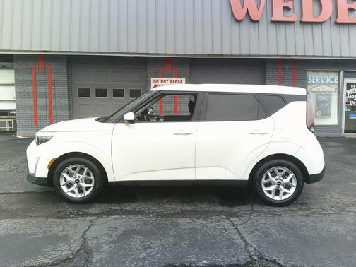 Snow White Pearl 2023 Kia Soul LX