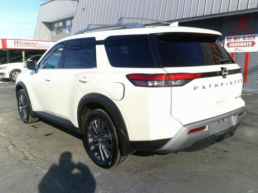 2023 Nissan Pathfinder SL 4WD