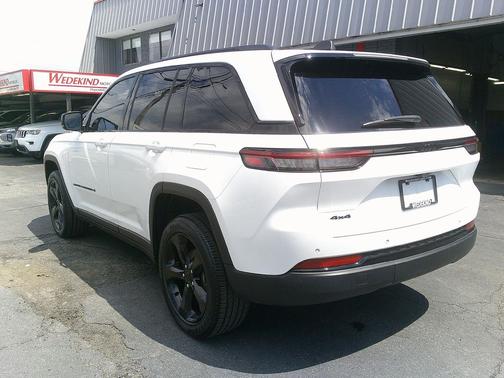 Bright White Clearcoat 2023 Jeep Grand Cherokee Altitude