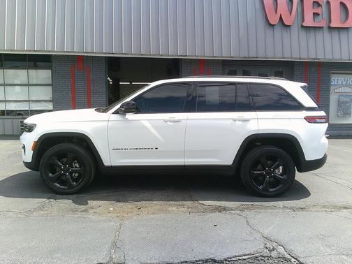 Bright White Clearcoat 2023 Jeep Grand Cherokee Altitude