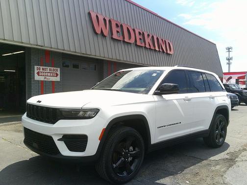 Bright White Clearcoat 2023 Jeep Grand Cherokee Altitude