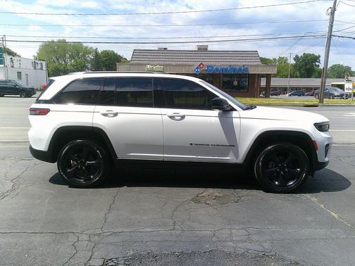 Bright White Clearcoat 2023 Jeep Grand Cherokee Altitude