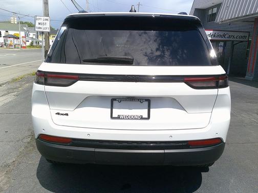 Bright White Clearcoat 2023 Jeep Grand Cherokee Altitude