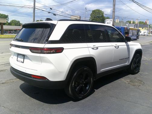 Bright White Clearcoat 2023 Jeep Grand Cherokee Altitude