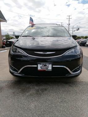Brilliant Black Crystal Pearlcoat 2018 Chrysler Pacifica Touring-L