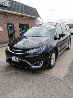 Brilliant Black Crystal Pearlcoat 2018 Chrysler Pacifica Touring-L