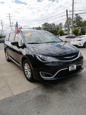 Brilliant Black Crystal Pearlcoat 2018 Chrysler Pacifica Touring-L