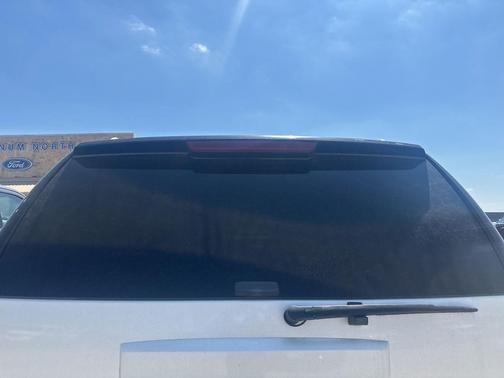 White Diamond Tricoat 2009 GMC Yukon XL Denali