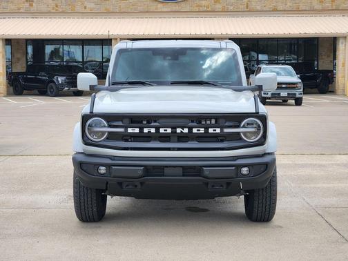 Avalanche Gray 2026 Ford Bronco Outer Banks
