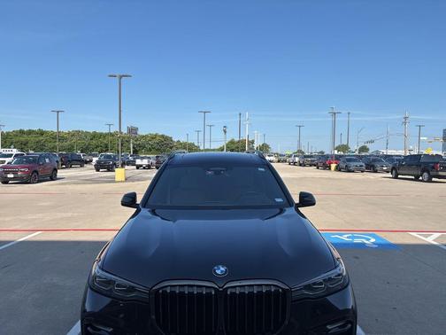 Black Sapphire Metallic 2022 BMW X7 xDrive40i