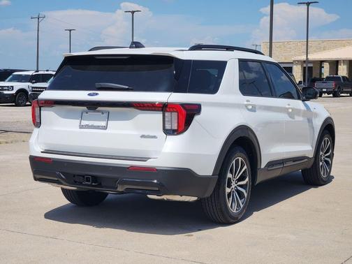 Star White Metallic Tri-Coat 2026 Ford Explorer ST-Line