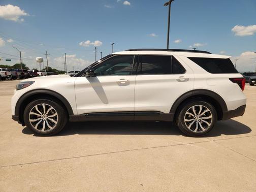 Star White Metallic Tri-Coat 2026 Ford Explorer ST-Line