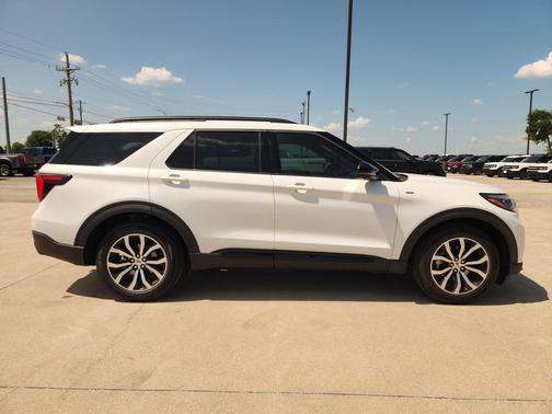 Star White Metallic Tri-Coat 2026 Ford Explorer ST-Line