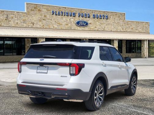 Star White Metallic Tri-Coat 2026 Ford Explorer ST-Line