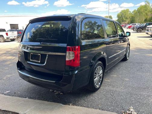 2014 Chrysler Town & Country Touring-L