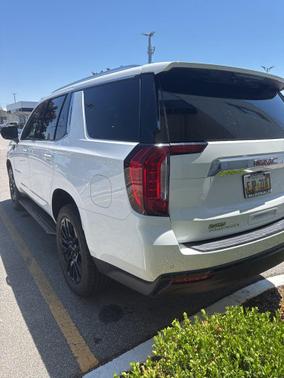 Summit White 2023 GMC Yukon SLE
