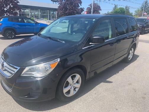 Nocturne Black Metallic 2011 Volkswagen Routan SE