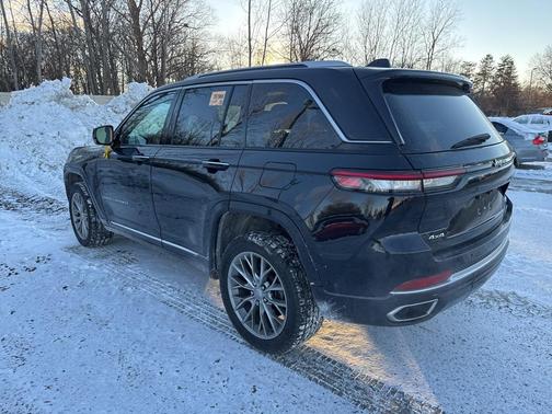 2022 Jeep Grand Cherokee Summit