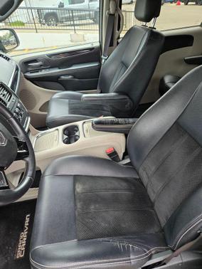 Contusion Blue Pearlcoat 2017 Dodge Grand Caravan SXT