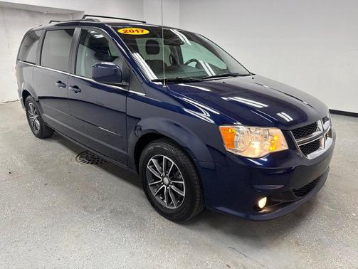Contusion Blue Pearlcoat 2017 Dodge Grand Caravan SXT