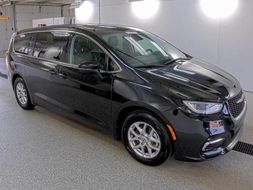 Brilliant Black Crystal Pearlcoat 2023 Chrysler Pacifica Touring L