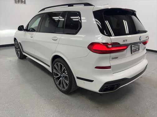 2022 BMW X7 M50i