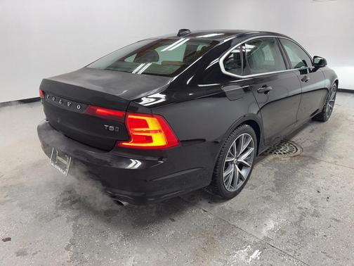 2018 Volvo S90 T5 Momentum