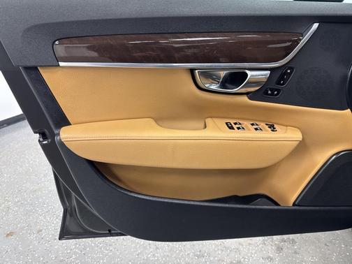 2018 Volvo S90 T5 Momentum