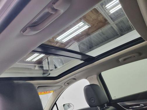 Crystal White Tricoat 2019 Cadillac XT5 Luxury