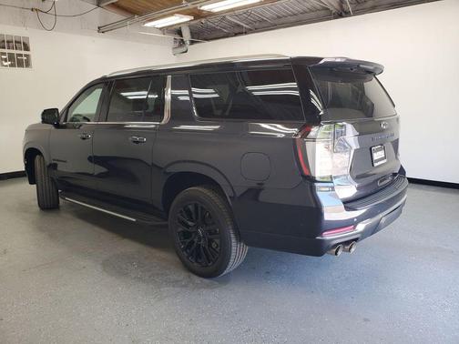 Dark Ash Metallic 2025 Chevrolet Suburban Premier