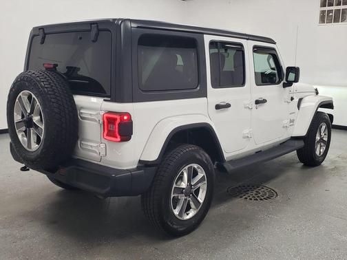 Bright White Clearcoat 2019 Jeep Wrangler Unlimited Sahara