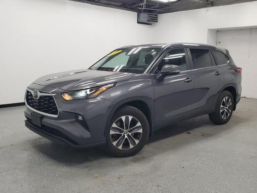 Magnetic Gray Metallic 2024 Toyota Highlander XLE
