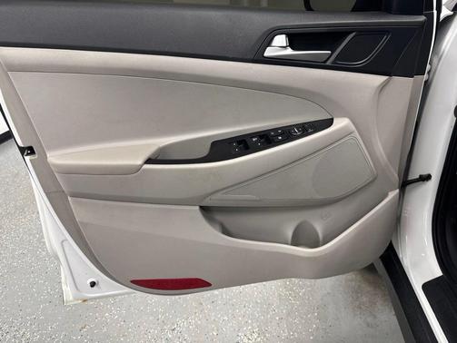 White Pearl 2019 Hyundai TUCSON SE