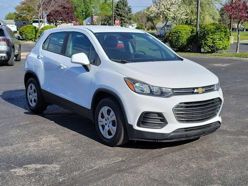 Summit White 2017 Chevrolet Trax LS