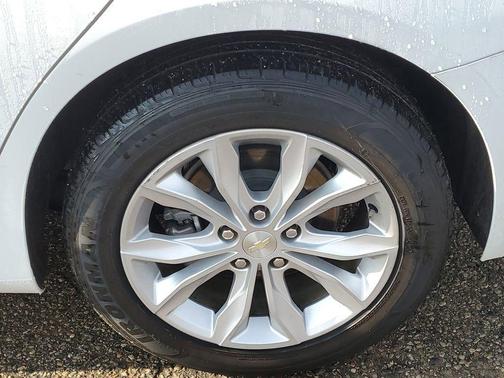 Summit White 2024 Chevrolet Malibu FWD 1LT