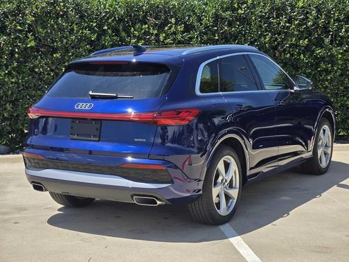 NAVARRA BLUE 2025 Audi Q5 Prestige TFSI quattro S tronic