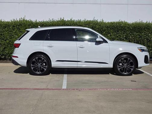 2025 Audi Q7 55 Premium Plus