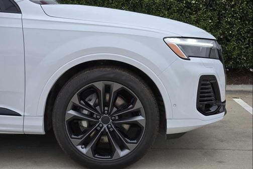 GLACIER WHITE 2026 Audi Q7 55 Premium Plus